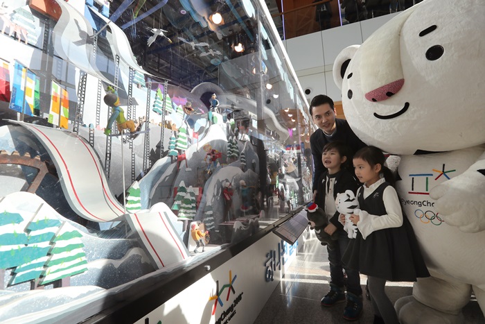 Kids enjoy an "automata" installation to promote the 2018 PyeongChang Winter Olympics displayed at Seoul Station on Dec. 29, 2016.